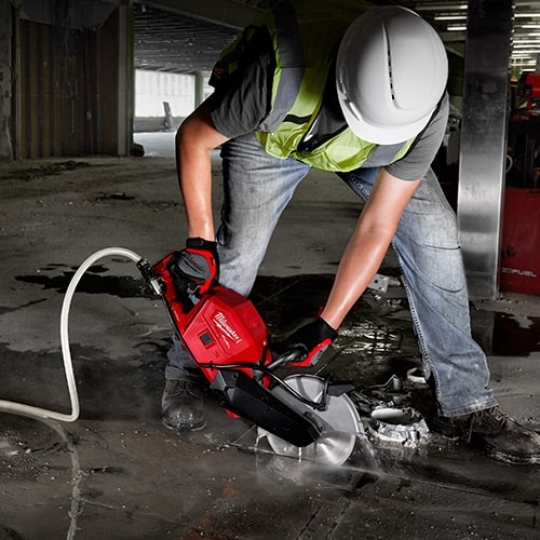 Máy cắt bê tông Milwaukee M18 FCOS230