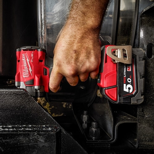Máy siết bu lông Milwaukee M18 FIW212