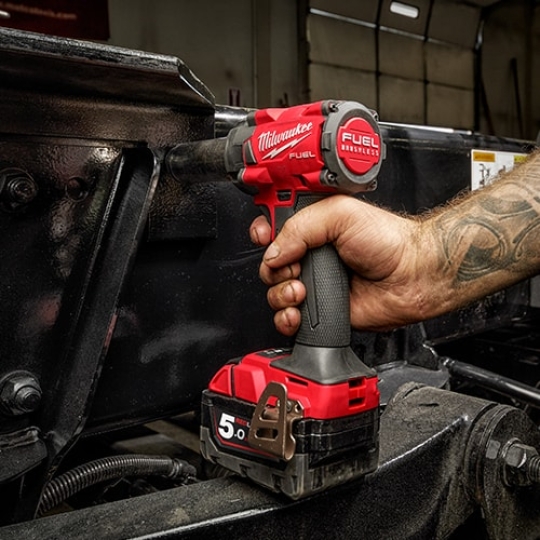 Máy siết bu lông Milwaukee M18 FIW212