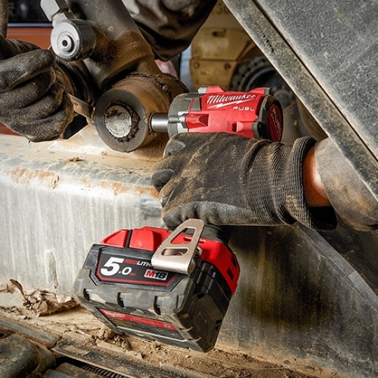 Máy siết bu lông Milwaukee M18 FIW212